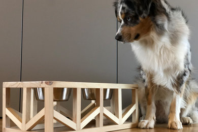 ストラスブールにある低価格の小さなトランジショナルスタイルのおしゃれな赤ちゃん部屋 (グレーの壁、淡色無垢フローリング、男の子用) の写真