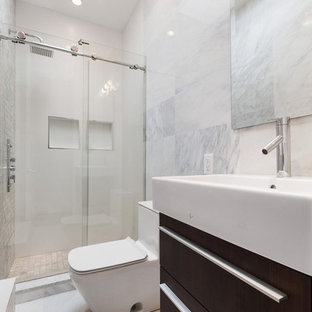 Idee per una piccola stanza da bagno padronale moderna con ante lisce, ante con finitura invecchiata, WC monopezzo, piastrelle bianche, piastrelle in gres porcellanato, pareti grigie, pavimento in marmo, doccia ad angolo, lavabo a bacinella, pavimento bianco e porta doccia a battente