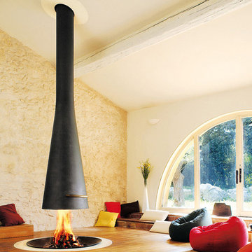 CHEMINÉE CENTRALE / CENTRAL FIREPLACE