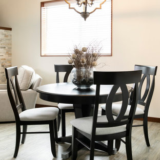 Неиссякаемый источник вдохновения для домашнего уюта: гостиная-столовая среднего размера в стиле современная классика с бежевыми стенами, коричневым полом и полом из винила без камина