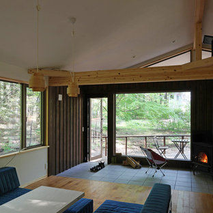 片開きドアカントリー風おしゃれなマッドルーム (白い壁) の写真