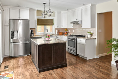 Kitchen - traditional kitchen idea in St Louis