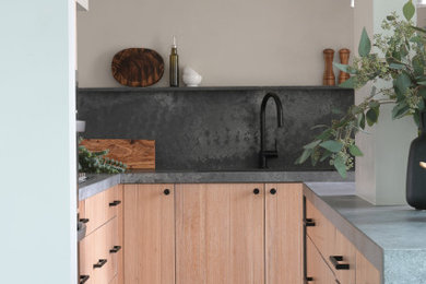 Trendy kitchen photo in Vancouver