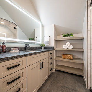 Badezimmer mit Toilette mit Aufsatzspülkasten und freigelegten