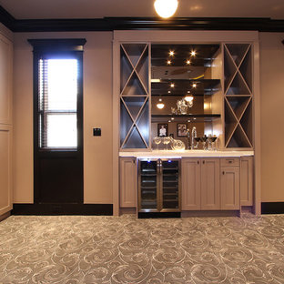 バンクーバーの中サイズのトランジショナルスタイルのおしゃれなウェットバー (アンダーカウンターシンク、シェーカースタイル扉のキャビネット、ベージュのキャビネット、人工大理石カウンター、ミラータイルのキッチンパネル、カーペット敷き) の写真