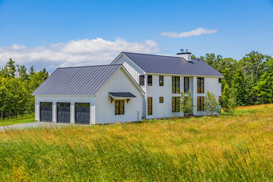 Ispirazione per la villa bianca contemporanea a due piani di medie dimensioni con rivestimento in legno, tetto a capanna, copertura in metallo o lamiera, tetto nero e pannelli e listelle di legno