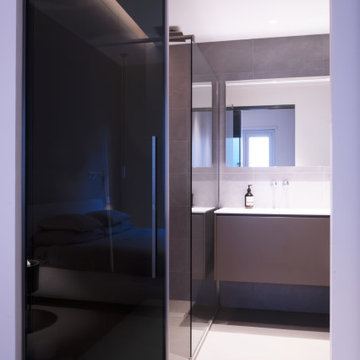 Il Bagno En Suite tra Vetro e Luce