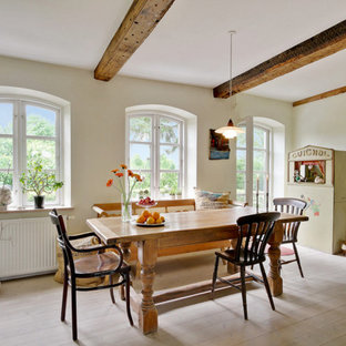 エスビャールの中サイズのカントリー風 LDKの画像 (白い壁、淡色無垢フローリング、暖炉なし)