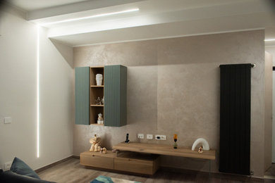 Foto di un piccolo soggiorno design aperto con pareti multicolore, TV a parete, pavimento marrone e soffitto ribassato