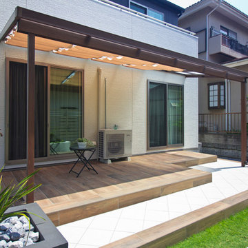 かっこいいウッド調タイルデッキの庭