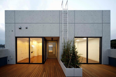 Inspiration for a modern deck in Tokyo.