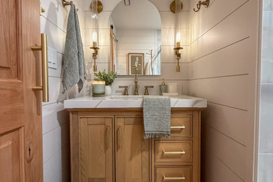 Example of a cottage home design design in Sacramento