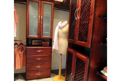 Example of a classic closet design in Los Angeles