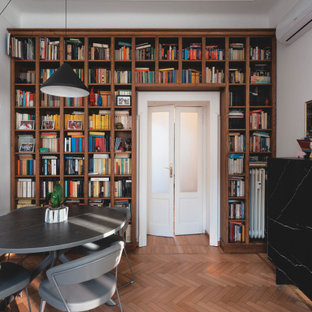Esempio di una sala da pranzo minimal di medie dimensioni con pareti grigie, parquet chiaro e pavimento beige
