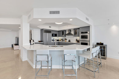 Example of a minimalist kitchen design in Miami