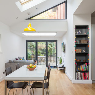 Offenes Modernes Esszimmer mit weißer Wandfarbe, hellem Holzboden und blauem Boden in Glasgow