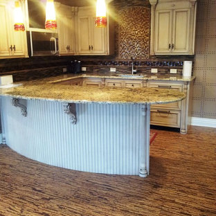 Réalisation d'une très grande salle de cinéma tradition ouverte avec un mur beige, un sol en liège et un téléviseur encastré.