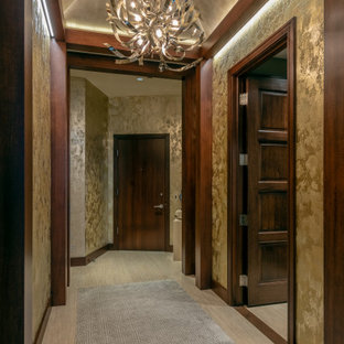 Idee per un grande ingresso contemporaneo con pareti con effetto metallico, pavimento in gres porcellanato, una porta singola, una porta in legno scuro, pavimento beige, soffitto a volta e pareti in legno
