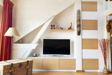 Idée de décoration pour un salon beige et blanc design avec un mur blanc et parquet clair.