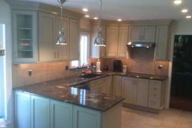 Kitchen - traditional kitchen idea in Philadelphia