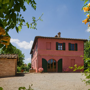 ニューヨークの地中海スタイルのおしゃれな家の外観 (漆喰サイディング、ピンクの外壁) の写真