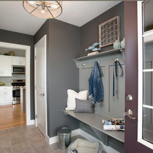 Immagine di un ingresso con anticamera tradizionale di medie dimensioni con pareti grigie, pavimento con piastrelle in ceramica, una porta singola e una porta viola