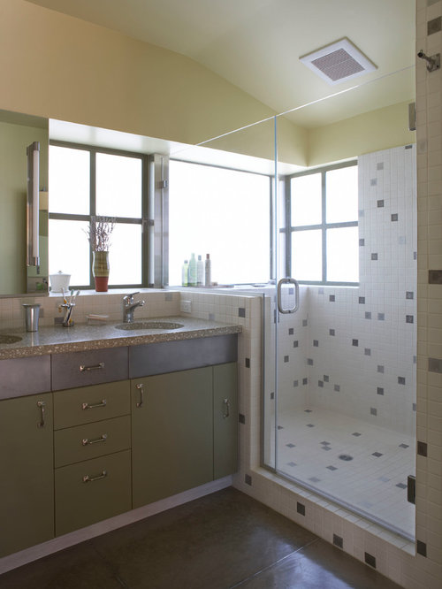 Badezimmer mit Beton-Waschbecken/Waschtisch und Metallfliesen Ideen