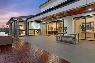 Inspiration for a modern home design in Canberra - Queanbeyan.