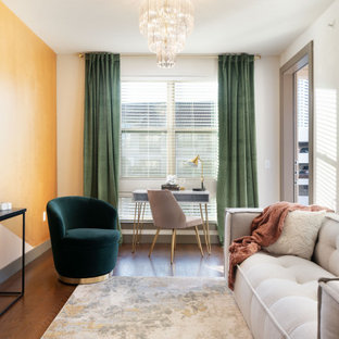 Esempio di un piccolo soggiorno minimalista chiuso con pareti rosa, parquet scuro, TV a parete e pavimento marrone