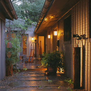 Eklektischer Garten neben dem Haus in Baltimore