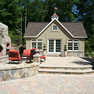 ニューヨークのトランジショナルスタイルのおしゃれなプールの写真