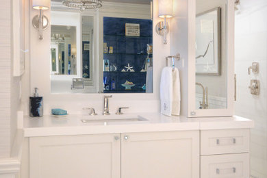 Стильный дизайн: главная ванная комната в стиле неоклассика (современная классика) с врезной раковиной, встроенной тумбой и обоями на стенах - последний тренд