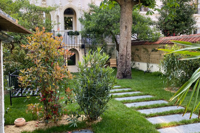 Imagen de camino de jardín contemporáneo de tamaño medio en verano en patio con jardín francés, exposición parcial al sol, adoquines de hormigón y con madera