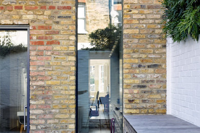 Photo of a medium sized modern house exterior.