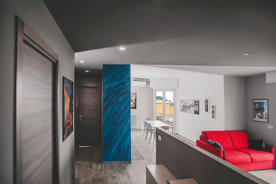 他の地域にある高級な広いコンテンポラリースタイルのおしゃれなLDK (青い壁、磁器タイルの床、グレーの床、折り上げ天井) の写真