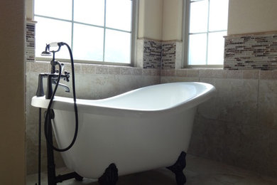 Modelo de cuarto de baño principal tradicional renovado grande con bañera con patas, ducha abierta, baldosas y/o azulejos beige, baldosas y/o azulejos de cerámica y suelo de baldosas de cerámica
