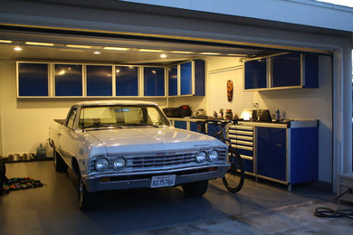 Example of a trendy shed design in Orange County