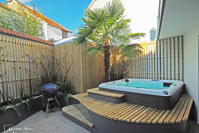 Idées déco pour une piscine hors-sol contemporaine sur mesure avec un bain bouillonnant, une cour et une terrasse en bois.