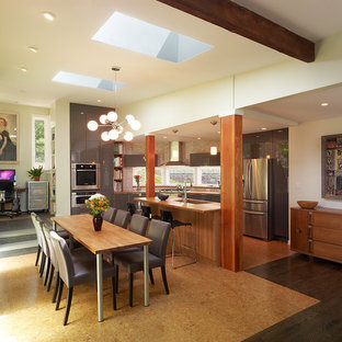 Mittelgroße Moderne Wohnküche ohne Kamin mit weißer Wandfarbe, Korkboden und braunem Boden in Washington, D.C.