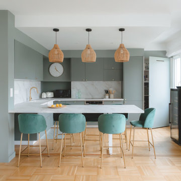 Cuisine ouverte avec ilôt central et chaises vertes