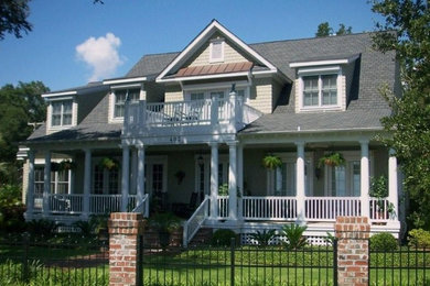 Example of a classic exterior home design in Wilmington