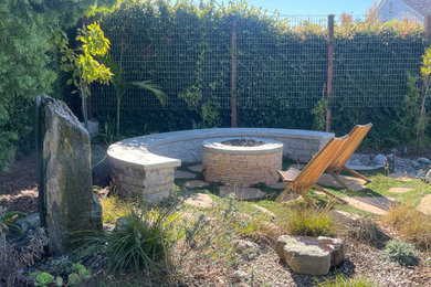This is an example of a mid-sized contemporary drought-tolerant and full sun backyard stone and metal fence garden path in Los Angeles for spring.