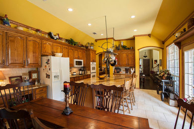 Kitchen - traditional kitchen idea in Dallas