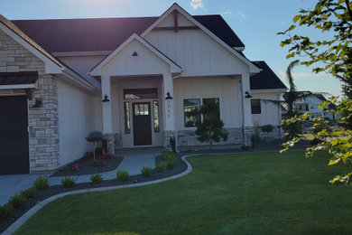 Example of a country home design design in Boise