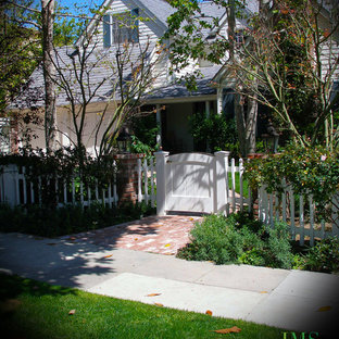 ロサンゼルスのシャビーシック調のおしゃれな家の外観 (木材サイディング) の写真