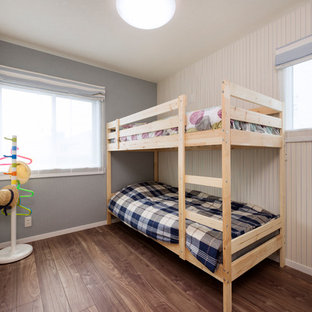 他の地域の中サイズのカントリー風おしゃれな子供部屋 (ベージュの壁、児童向け、茶色い床) の写真