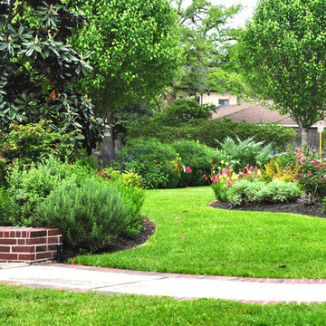 Cottage-style front yard in Braeswood Place