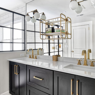 Idee per una grande stanza da bagno padronale moderna con ante in stile shaker, ante nere, vasca sottopiano, vasca/doccia, WC monopezzo, piastrelle bianche, piastrelle diamantate, pareti bianche, pavimento con piastrelle a mosaico, lavabo sottopiano, porta doccia a battente e top bianco