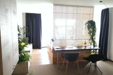 Стильный дизайн: огромная открытая гостиная комната в скандинавском стиле с белыми стенами, светлым паркетным полом и отдельно стоящим телевизором - последний тренд