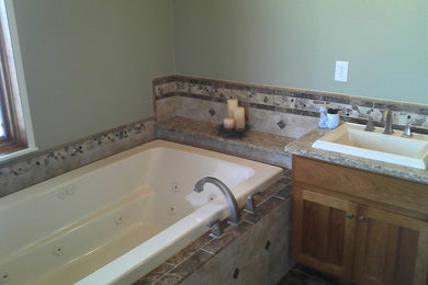 Example of a minimalist bathroom design in Denver